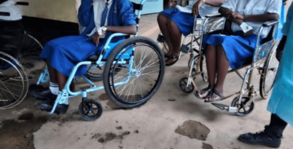 ケニアの女子校で足が麻痺する奇病の集団感染