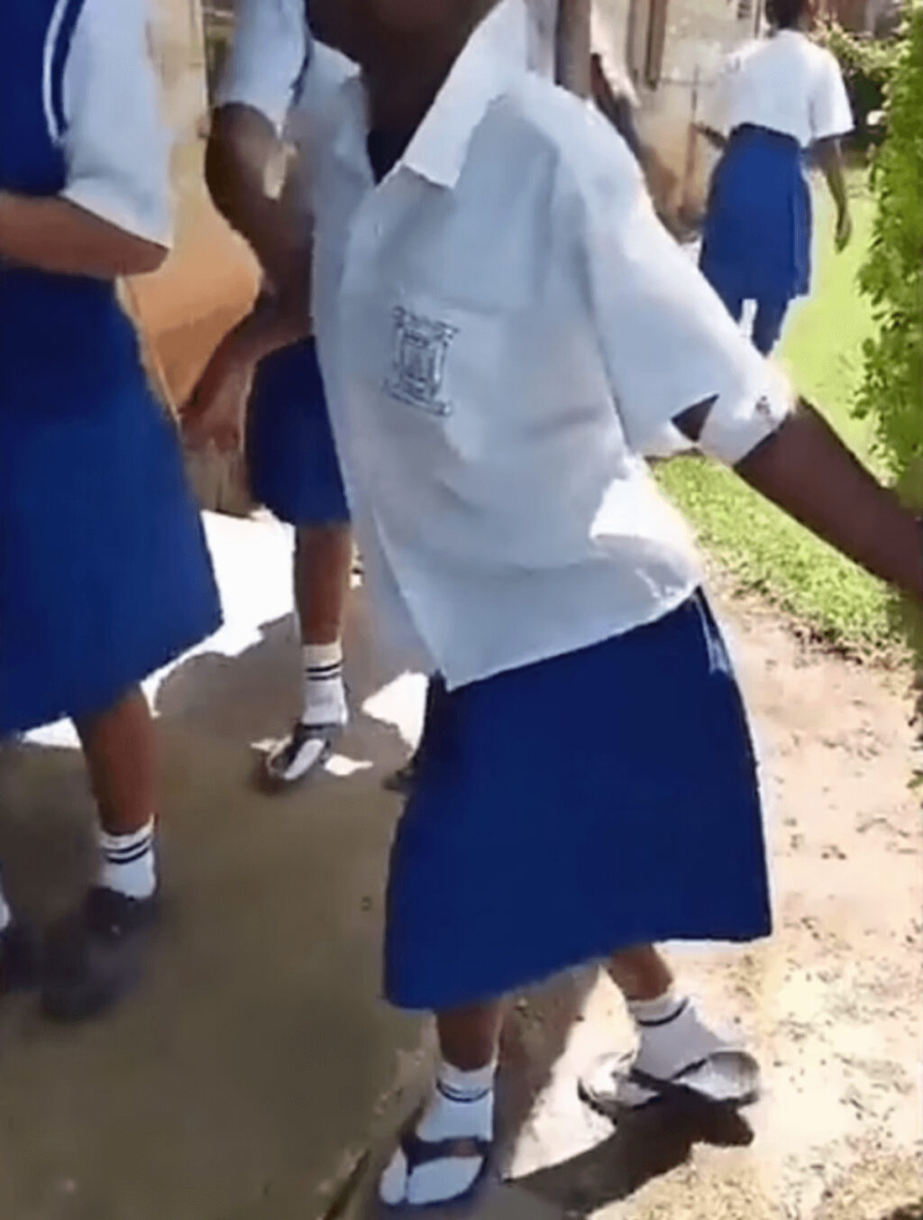 ケニアの女子校で足が麻痺する奇病の集団感染