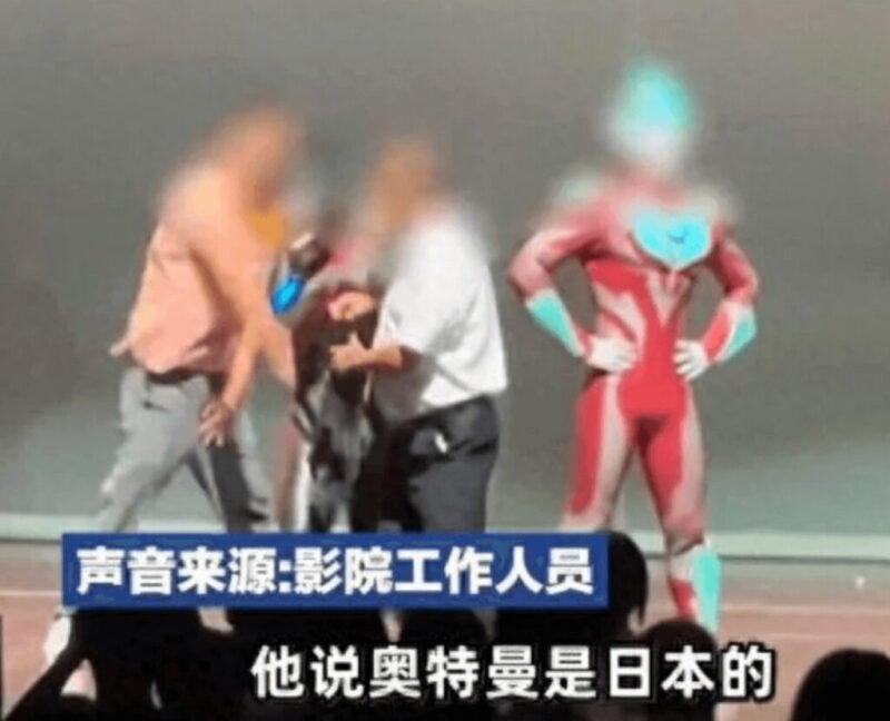 中国のウルトラマンショーに反日男が乱入