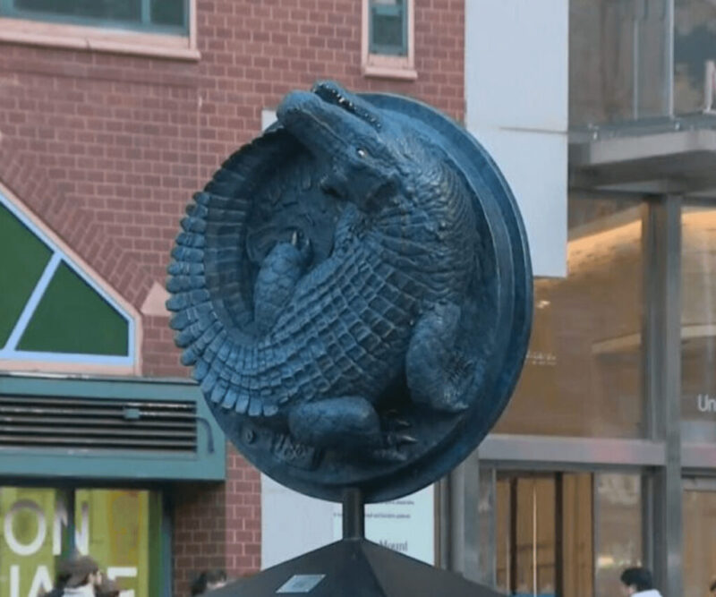 都市伝説観光スポット「下水道のワニ」記念碑がニューヨークに登場