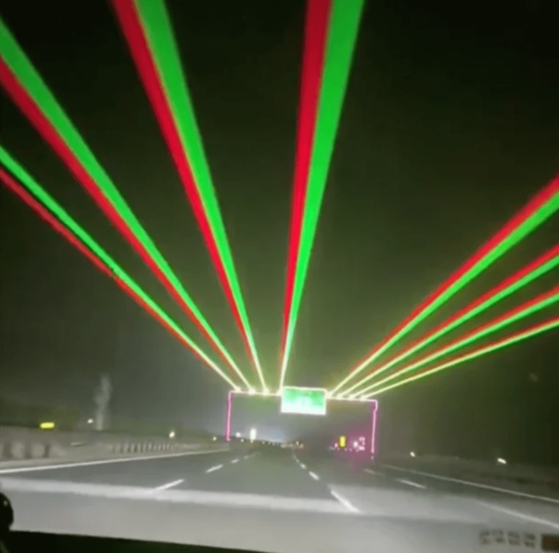 中国の高速道路が居眠り運転防止にレーザービーム発射