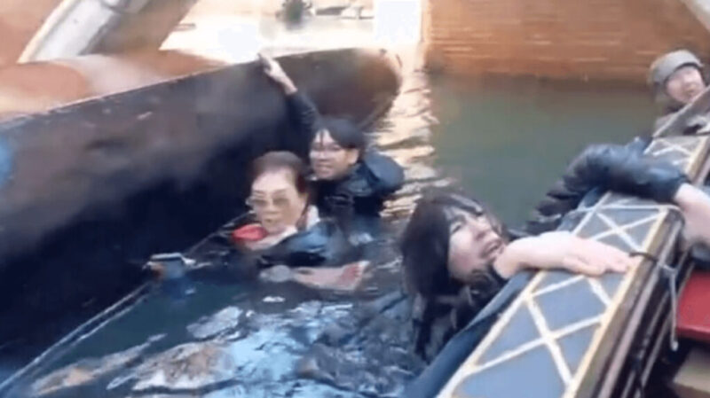中国人観光客の迷惑行為で船が転覆動画