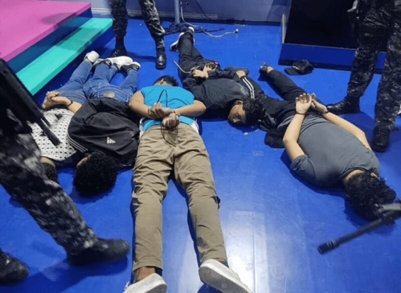 武装したギャングのメンバーがエクアドルのテレビ局を占拠