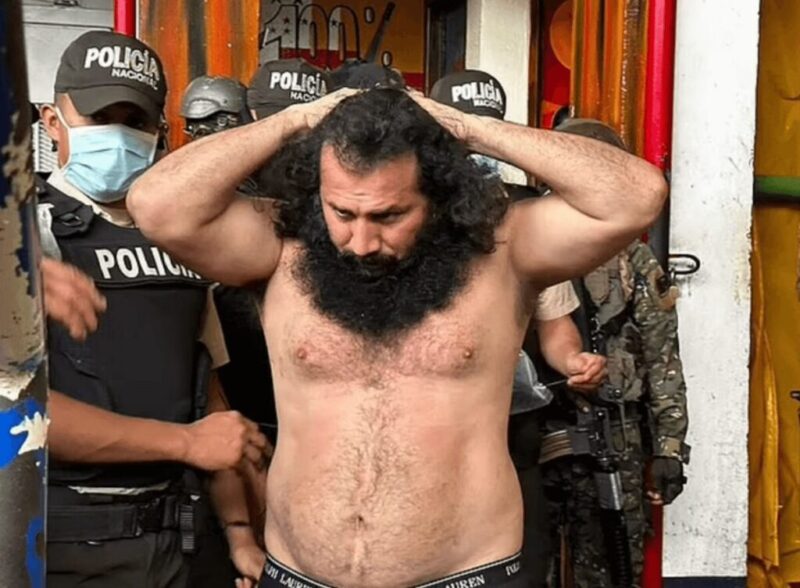 武装したギャングのメンバーがエクアドルのテレビ局を占拠